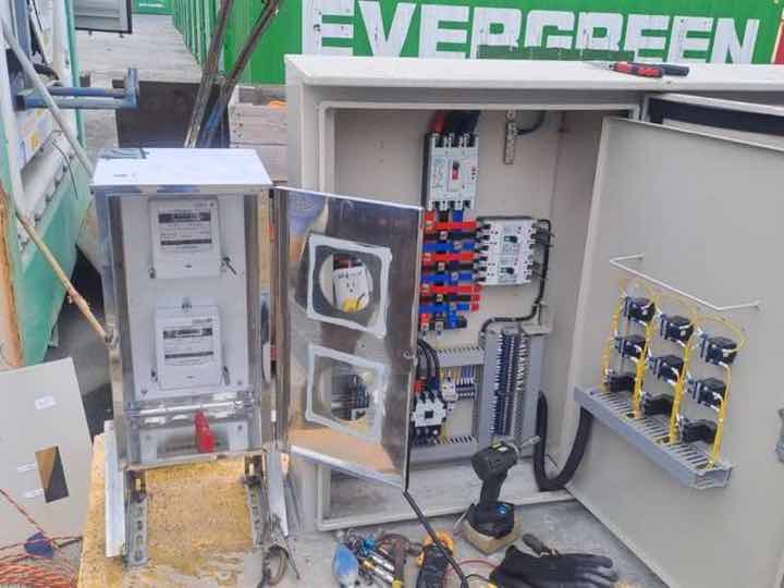 配電盤施作:戶外工地不鏽鋼控制箱完工開門驗收,主開關+多組漏電斷路器+接觸器,含外接 110V 插座轉接。