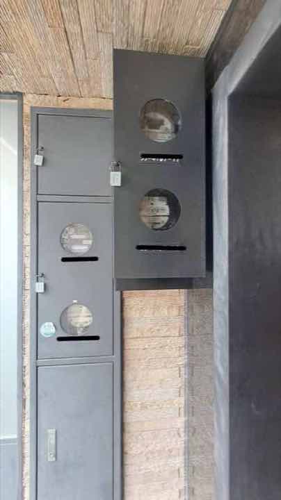 電錶申請:戶外牆面多戶不鏽鋼電表集中箱,內含多具圓盤式電度表,整齊鎖固於箱體。