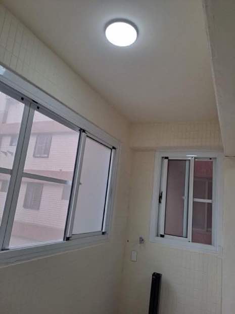 整修後:後陽台天花板新裝圓形 LED 吸頂燈,搭配既有採光窗,空間明亮整潔。