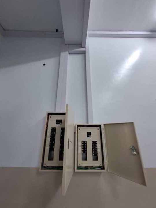 配電盤施作:白牆環境雙電盤開門驗收,主開關+分支電盤搭配貼標。