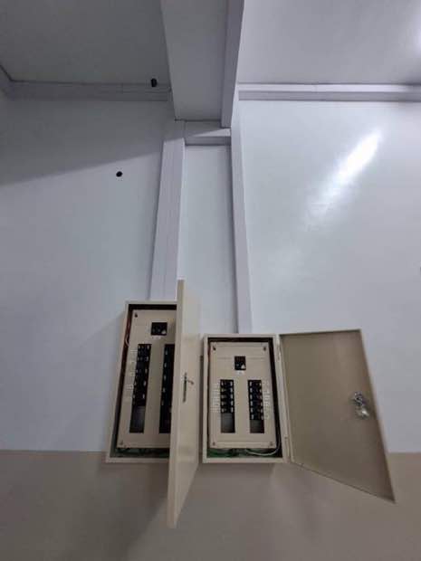 配電盤施作:白牆環境雙電盤開門驗收,主開關+分支電盤搭配貼標。