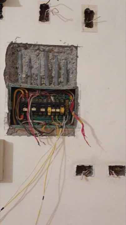 配電盤施作:老屋牆內舊式分電盤拆除更換中,可見原有埋管與電線出口。