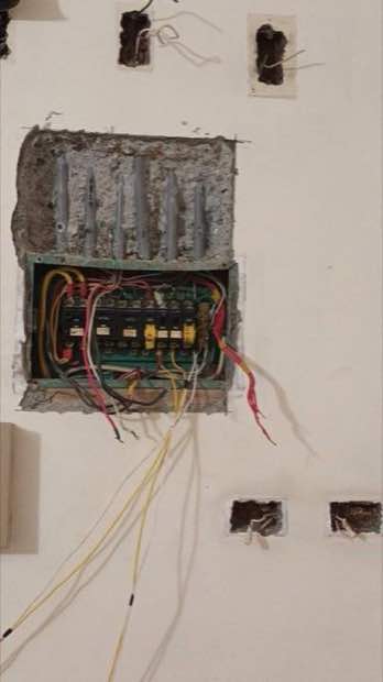 配電盤施作:老屋牆內舊式分電盤拆除更換中,可見原有埋管與電線出口。