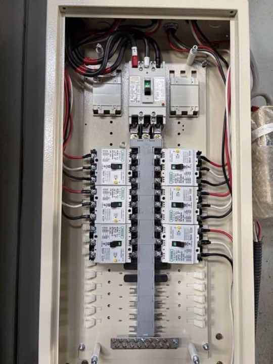 配電盤施作:工業級大型分電盤,TECO 三相主開關搭配多組 TLB-63LT 漏電斷路器,端子排匯流。