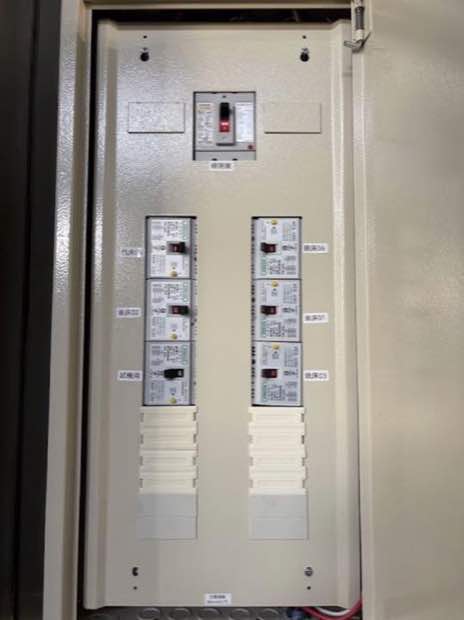 配電盤施作:工廠機具分電盤內部,總開關搭配六組漏電斷路器,逐一貼上車床01、車床02、銑床03、銑床06、試機用等機台標籤,底部標示主電源線 30mm² XLPE。