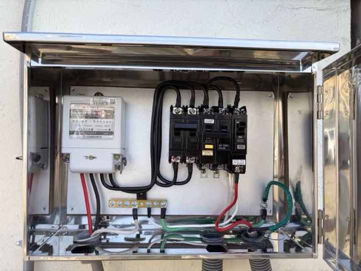 配電盤施作:戶外不鏽鋼電表箱內裝設智慧電表與多組無熔絲開關,含 30mA 漏電保護斷路器與接地匯流排。