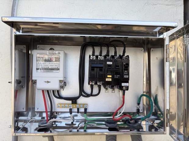 配電盤施作:戶外不鏽鋼電表箱內裝設智慧電表與多組無熔絲開關,含 30mA 漏電保護斷路器與接地匯流排。