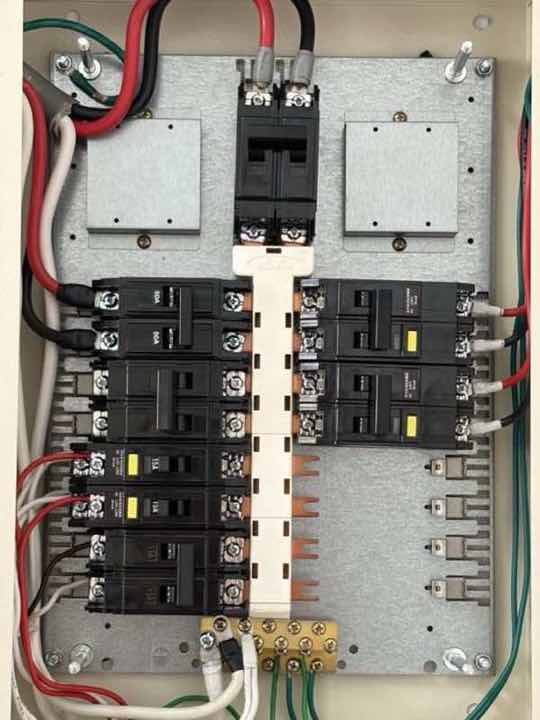 配電盤施作：住家分電盤內部，50A 主開關搭配多組 15A 分迴路斷路器，銅排匯流整齊。