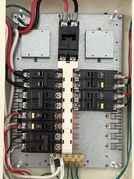 配電盤施作:住家分電盤內部,50A 主開關搭配多組 15A 分迴路斷路器,銅排匯流整齊。