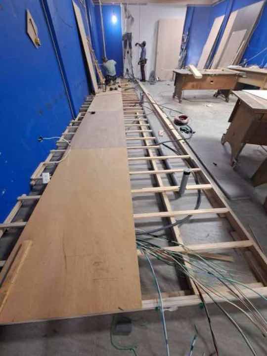 明管配線:商業空間整修中,地坪木作框內預埋電氣線路,後續封板施作。