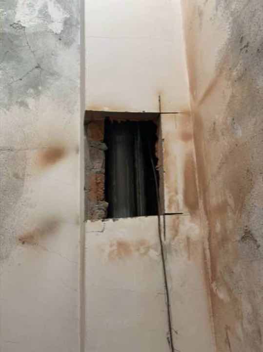 漏水查修:壁面打開後可見漏水後留下的鏽褐色水漬,內部磚牆受潮。