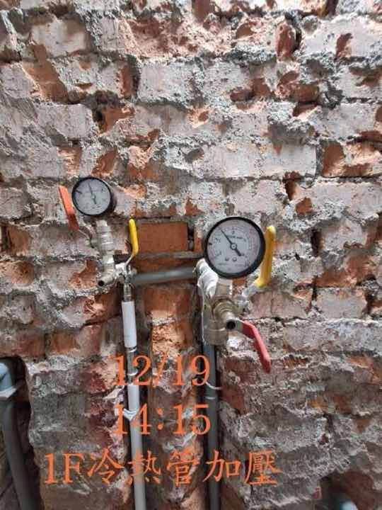 漏水查修:1F 冷熱水管雙錶加壓測試,現場以噴漆標示日期時間 12/19 14:15。