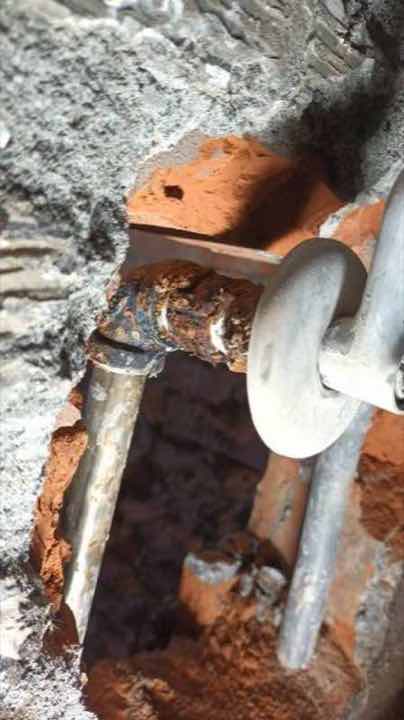 漏水查修:磚牆內舊鐵管接頭嚴重鏽蝕、漏水痕跡明顯,準備切除更換。