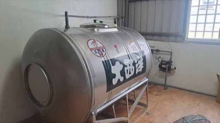 設配安裝：室內安裝大型臥式不鏽鋼大西洋水塔，旁配加壓馬達與配管系統。