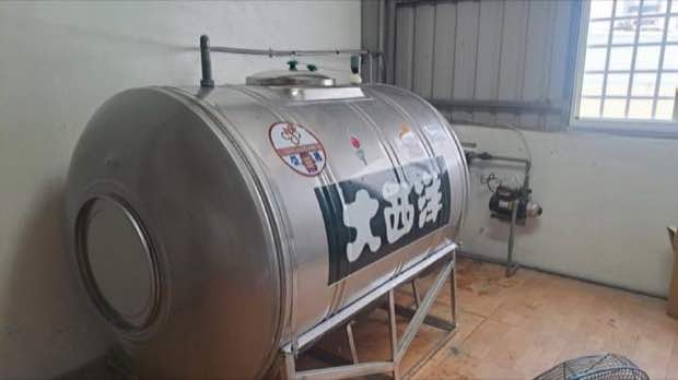 設配安裝:室內安裝大型臥式不鏽鋼大西洋水塔,旁配加壓馬達與配管系統。